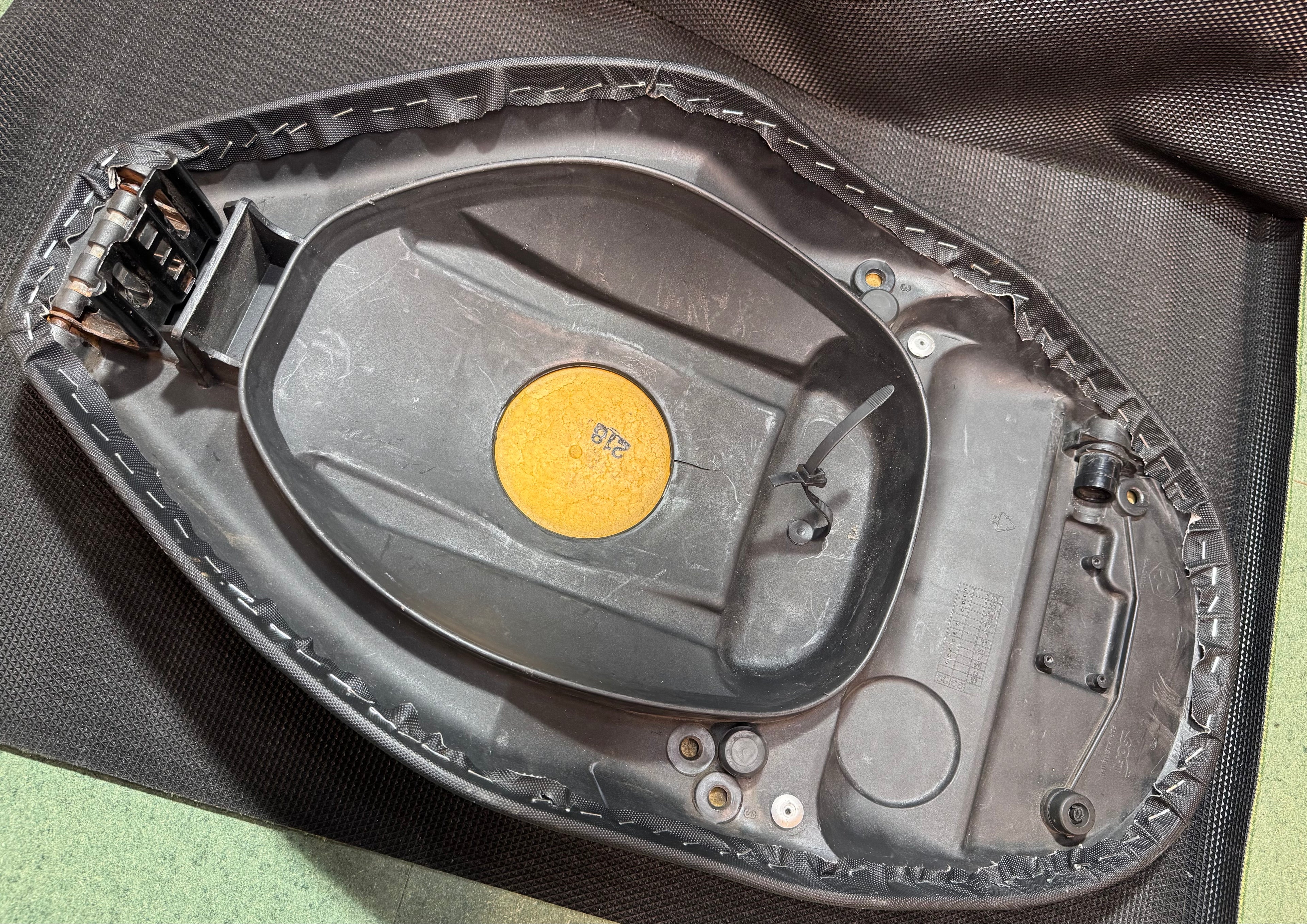 zip 2000 zadel met SP hoes nieuw